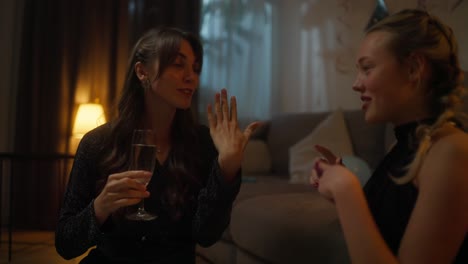 dos mujeres celebrando una ocasión especial