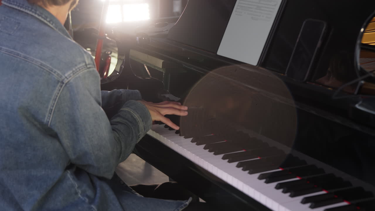 persona tocando el piano