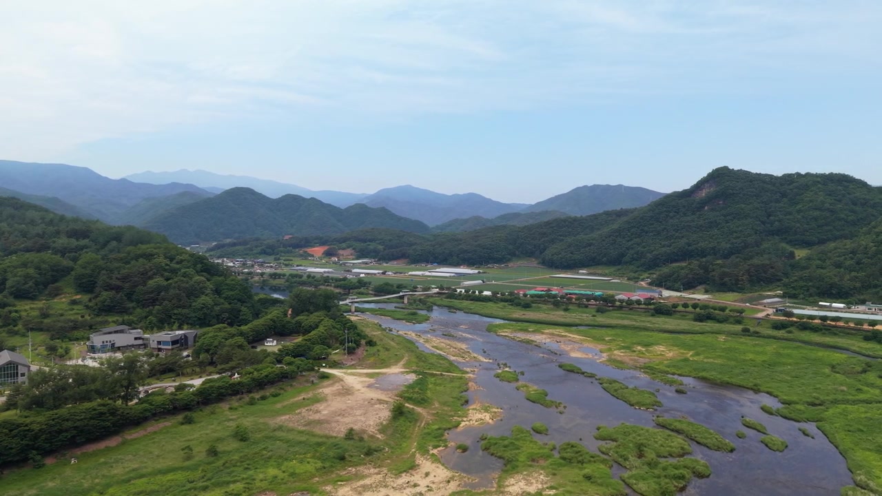 江原道の将岩山（チャンアムサン）の麓にある平昌江湿地の歩道橋とビジターセンターを見下ろす空撮