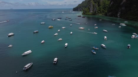 barcos cerca de la costa de la isla de phi phi que transportan turistas y pasajeros