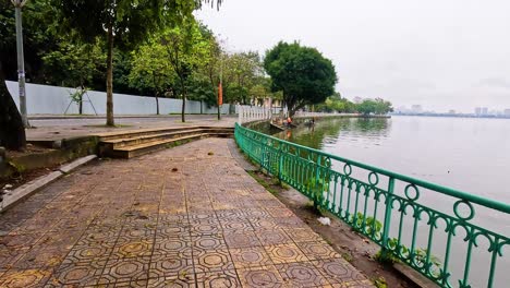 un paseo pacífico por la orilla del lago en vietnam