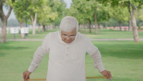 Feliz-Anciano-Indio-Midiendo-La-Cintura-Usando-Cinta-De-Pulgadas-En-El-Parque