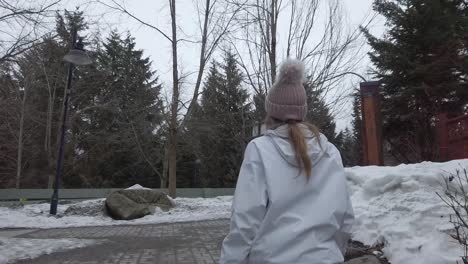 mujeres jóvenes caminando en un día nevado