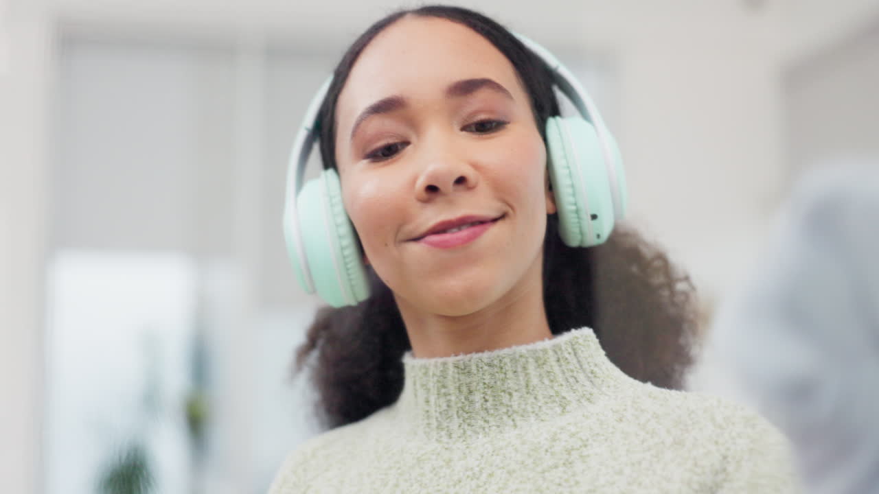 limpieza, música y mujer con spray en vidrio
