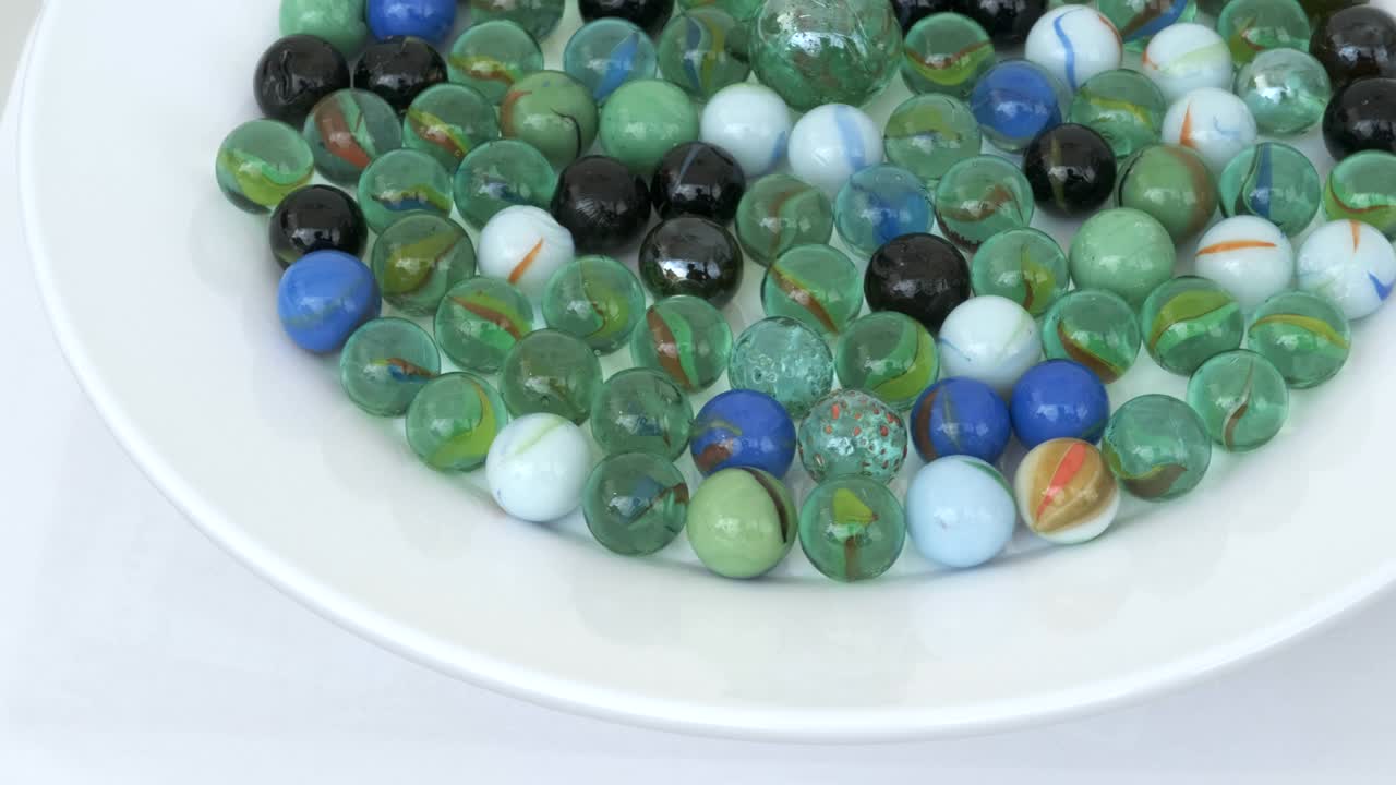 360도 회전하는 스탠드 위에 있는 유리 어리.