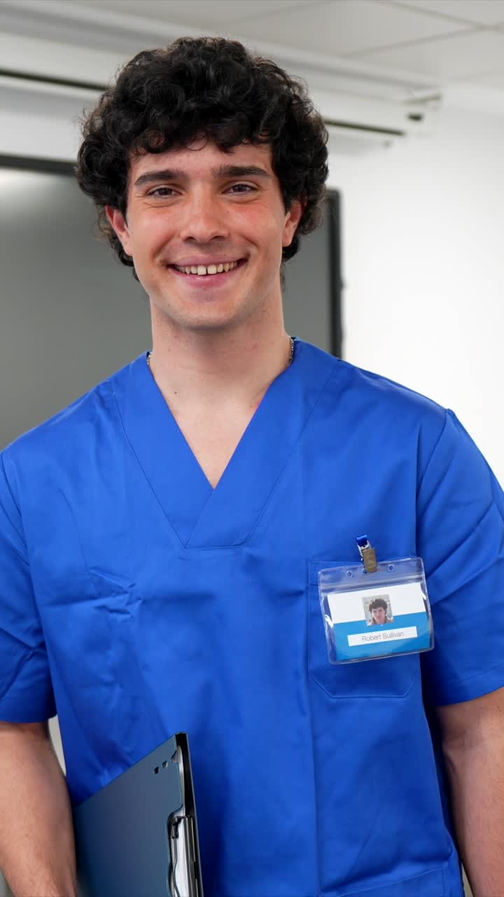 Retrato de un joven médico sonriente con pijama médico azul