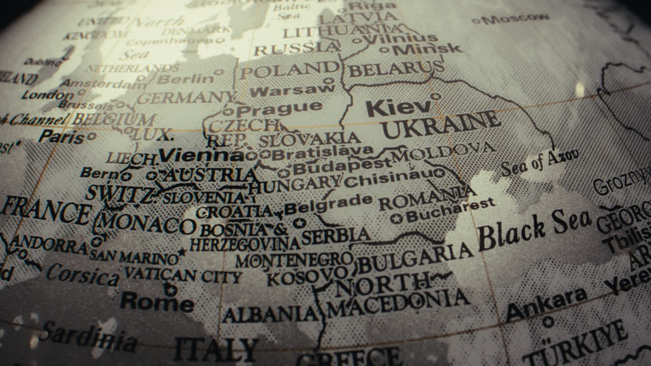 Primo piano di un mappamondo vintage, incentrato sui paesi europei.