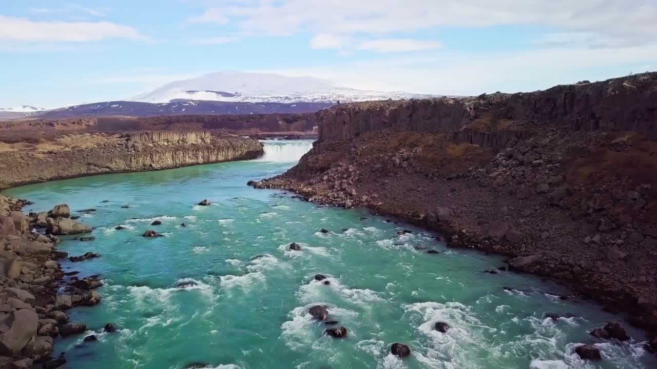 강 협곡을 날아다니며 격동하는 물 위를 지나 아이슬란드의 폭포로 향합니다.