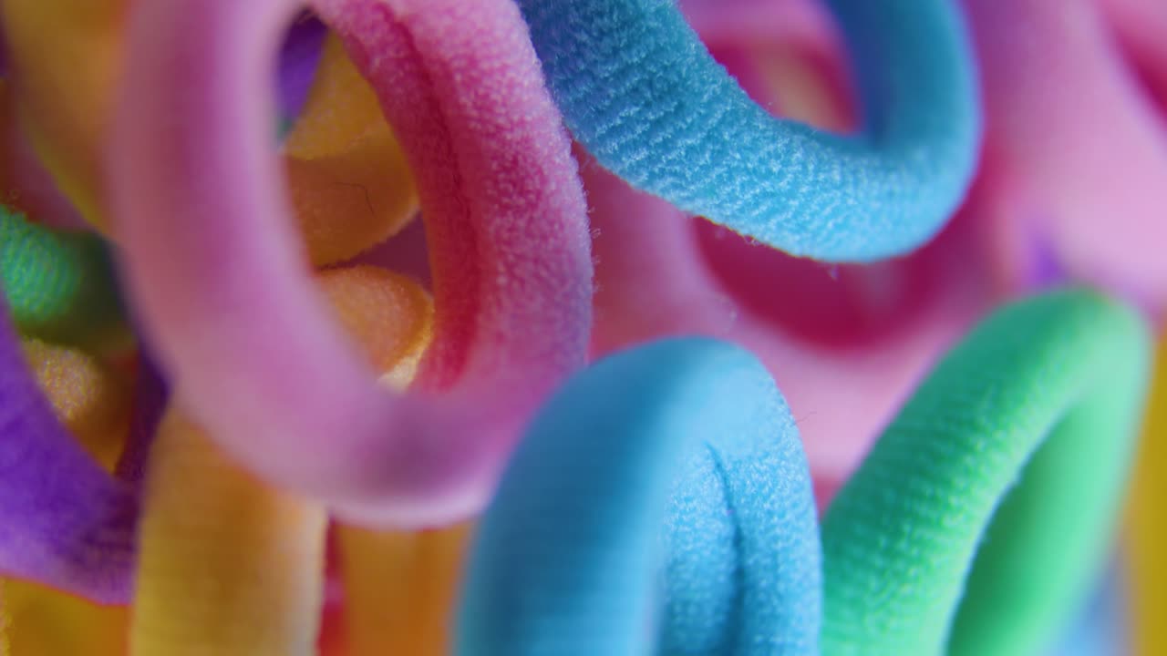 생생한 색으로 회전하는 직물 고무 밴드의 수직 시각.