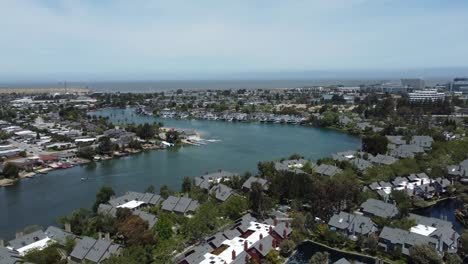 Atemberaubende-Landschaftsaufnahme-über-Der-Blauen-Lagune,-Urlaubsziel,-Villen-Auf-Beiden-Seiten,-San-Mateo