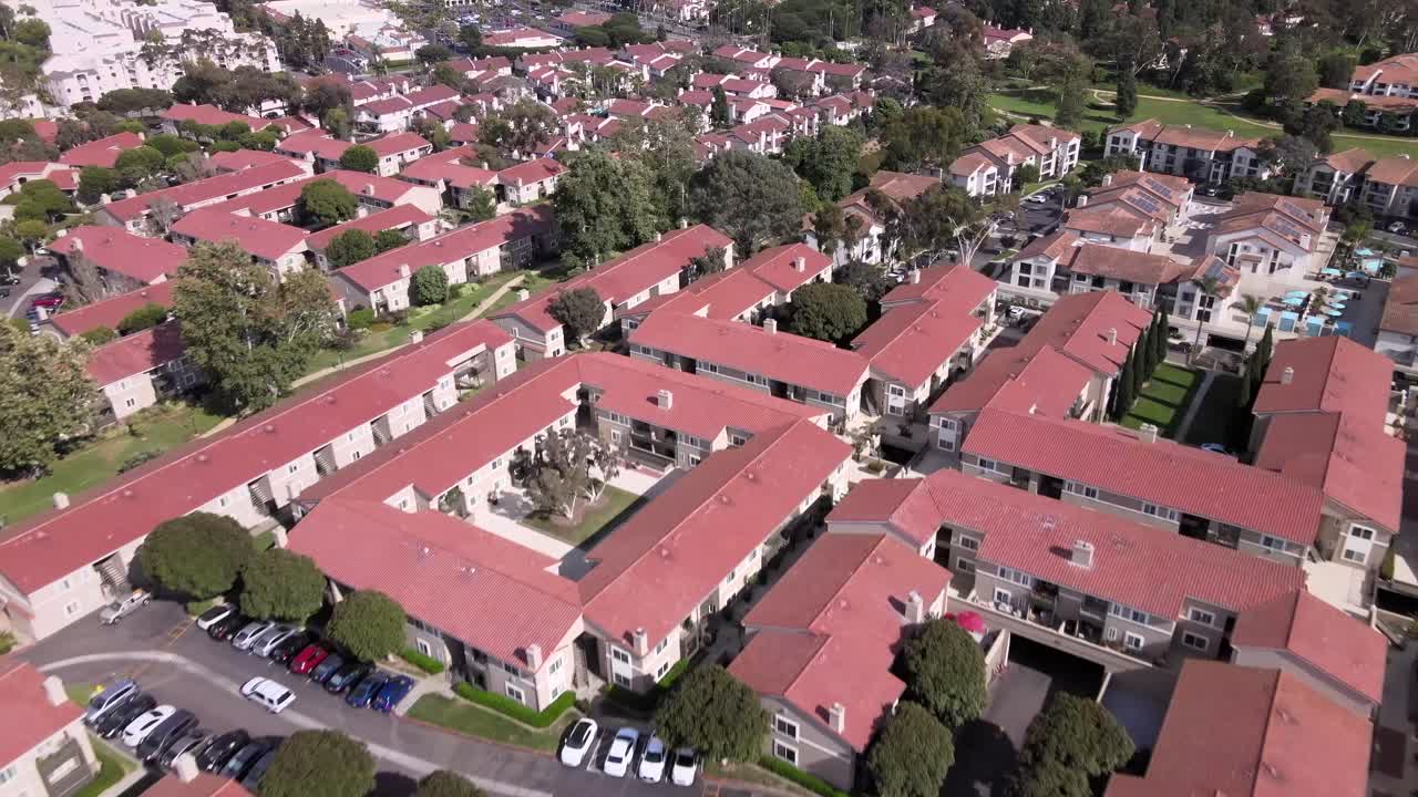 sobre el barrio de la jolla con condominios de verano techos rojos, san diego, antena