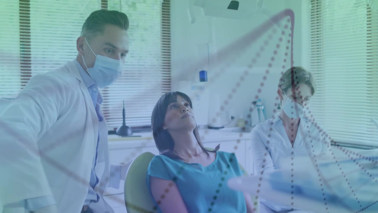Animación de una cadena de ADN sobre un médico caucásico con mascarilla y un paciente.