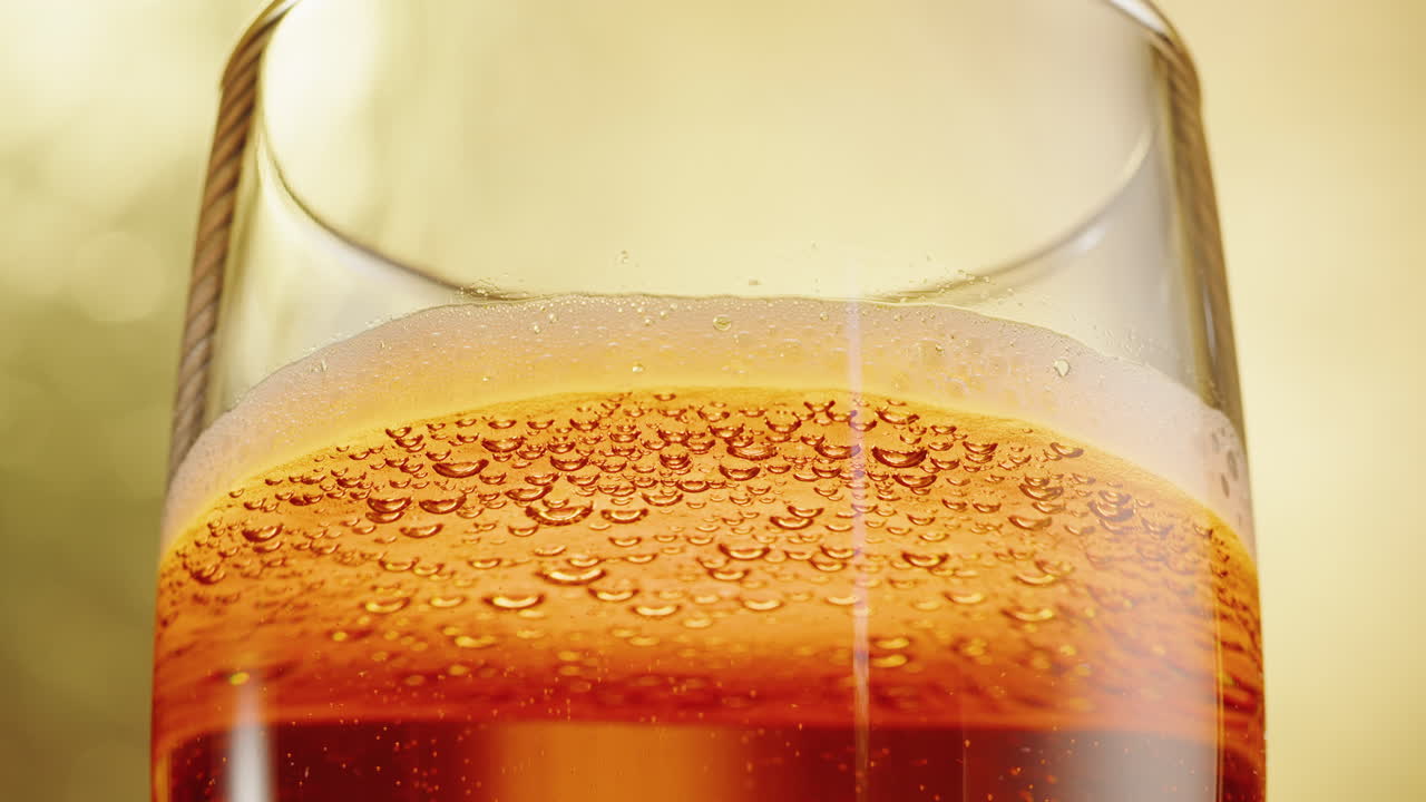 거품이 있는 맥주 잔