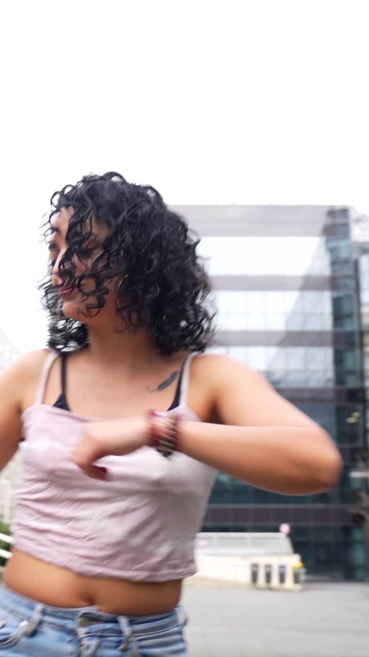 mujer bailando en un entorno urbano