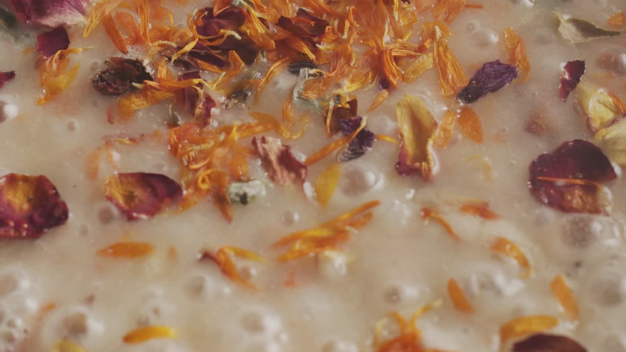 팬 에서  ⁇ 이는 동안 먹을 수 있는 꽃 을 준비 하는 것