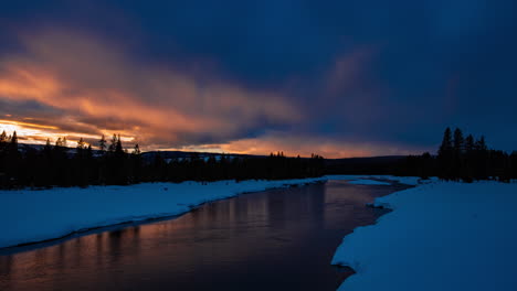 lapso de tiempo de la luz del atardecer sobre el río snake en el parque nacional grand teton