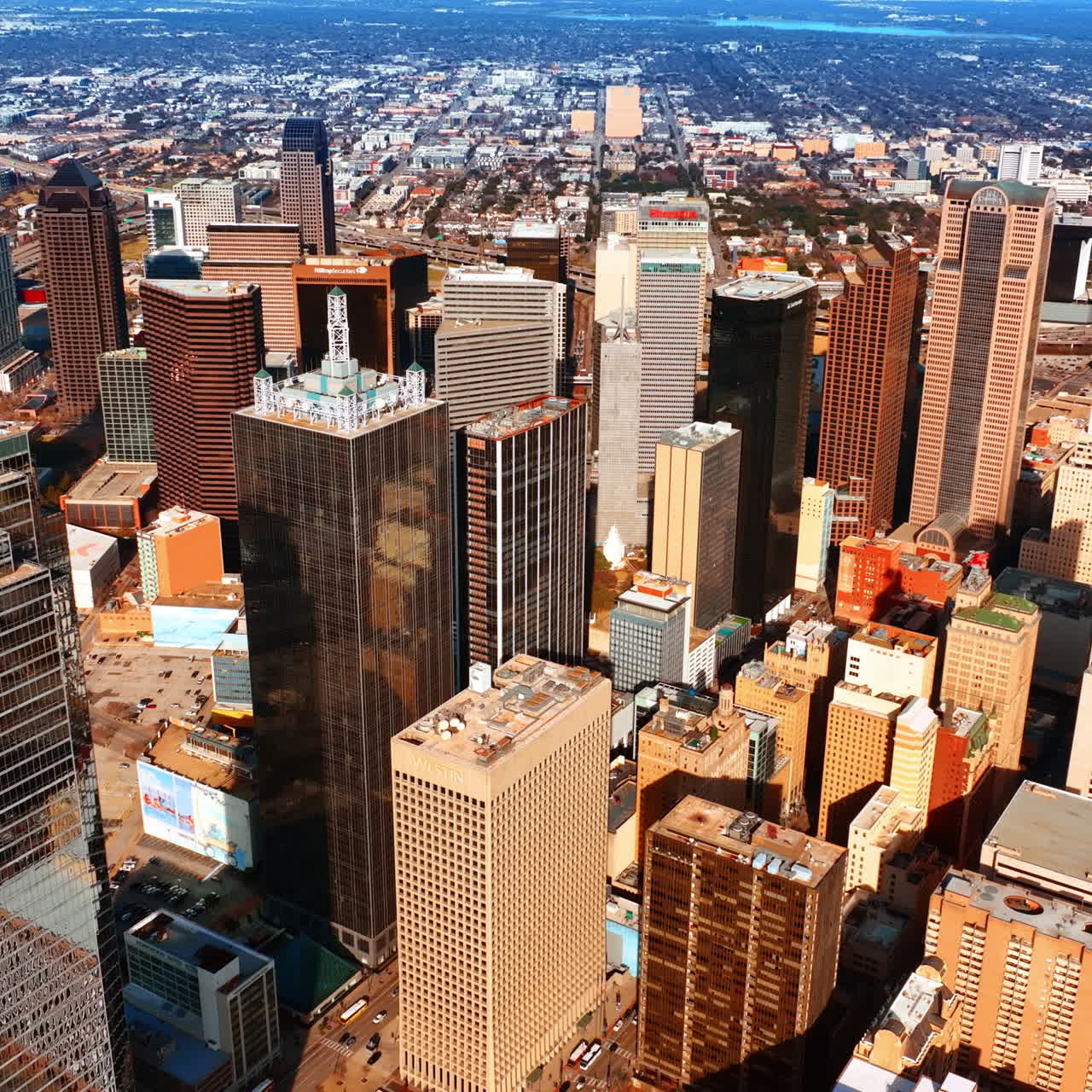 Voando mais perto do grupo de arranha-céus no centro da cidade. Panorama urbano de Dallas, Texas, EUA do alto