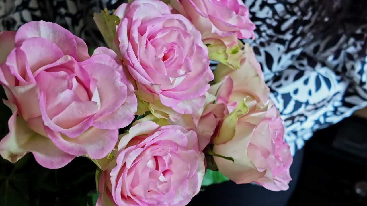 긴 머리카락을 가진 여자가 보라색  장미 어리를 들고, 가까이