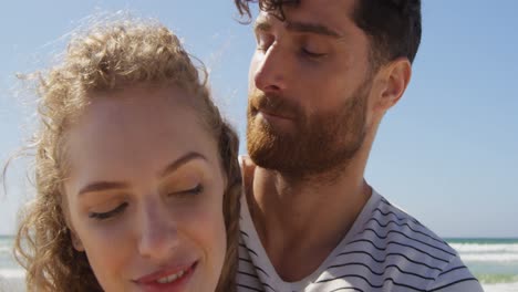 Pareja-Romántica-Abrazándose-En-La-Playa-4k