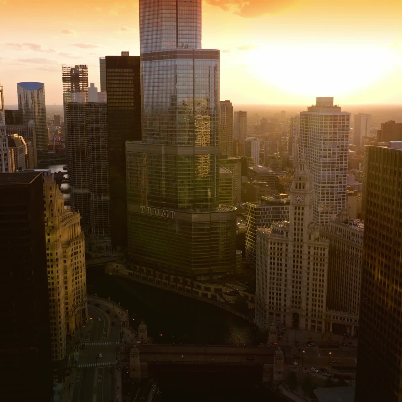 Rio Chicago no centro da cidade. Escurecendo os edifícios da metrópole ao entardecer. Plano de fundo com céu amarelo