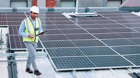 Electricista-Comprobando-La-Tecnología-Del-Panel-Solar