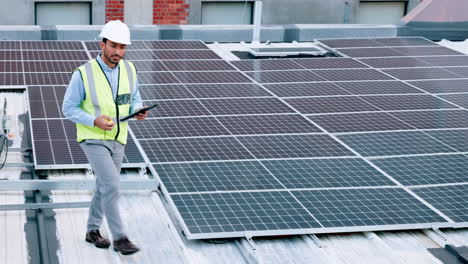 electricista comprobando la tecnología de los paneles solares