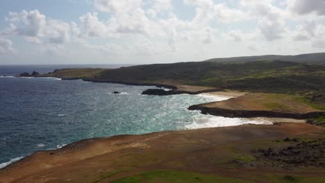 Un-Recorrido-Aéreo-Por-La-Costa-Del-Parque-Nacional-Arikok-En-Aruba