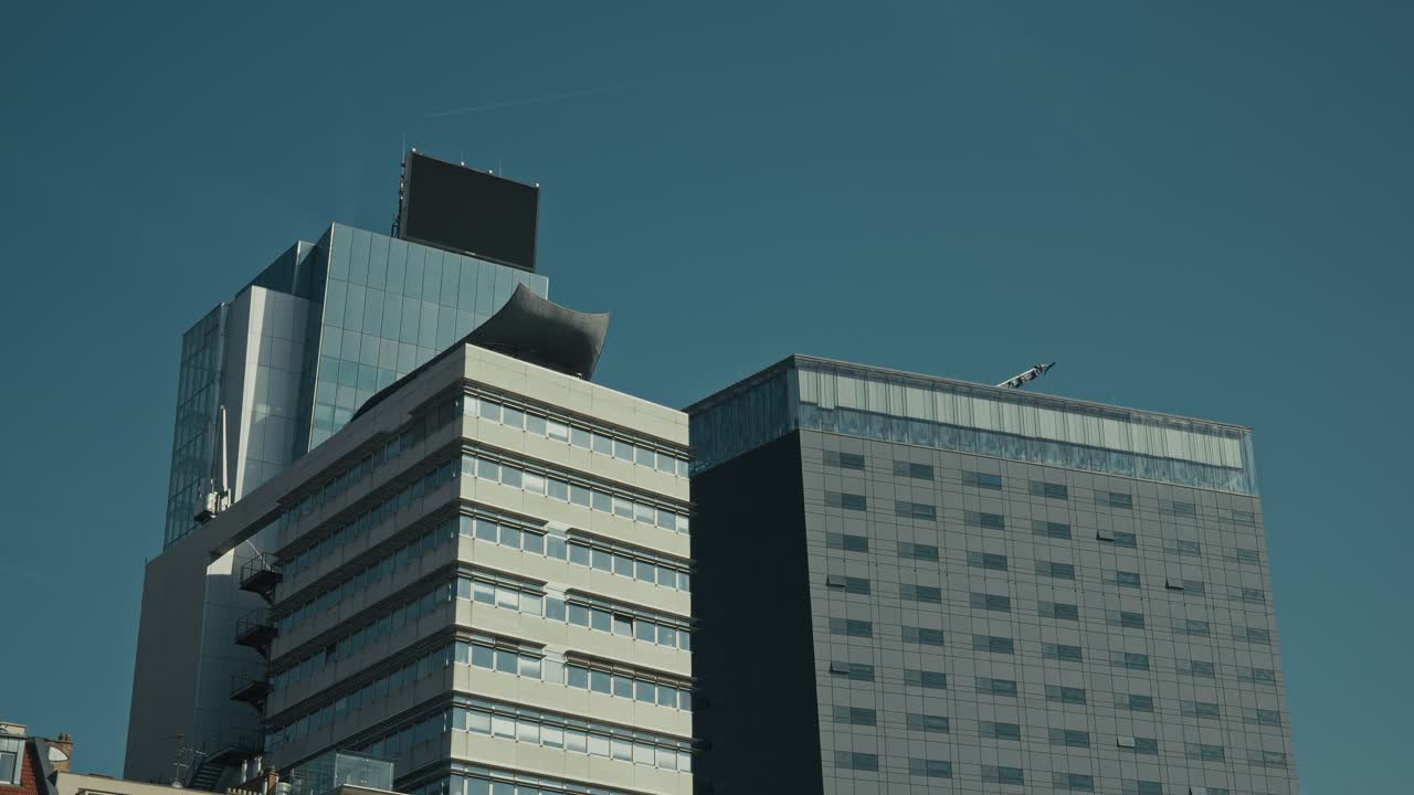 rascacielos modernos cerca de la estación de wien-bratislava en viena bajo un cielo despejado