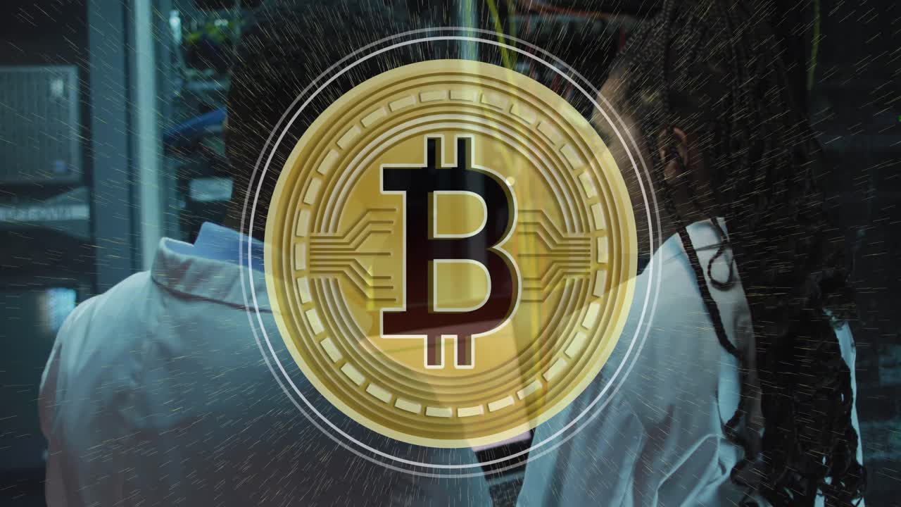 animación de bitcoin cantando sobre una pareja afroamericana usando una computadora portátil en la sala del servidor