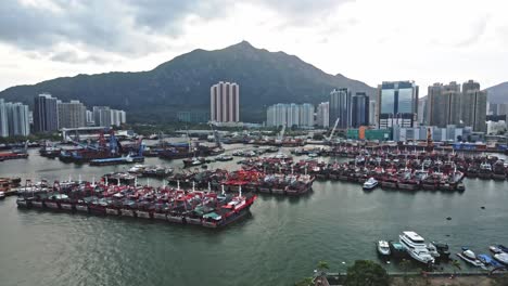 vista aérea de drones de la estructura de la bahía de hong kong como refugio contra tifones en tuen mun