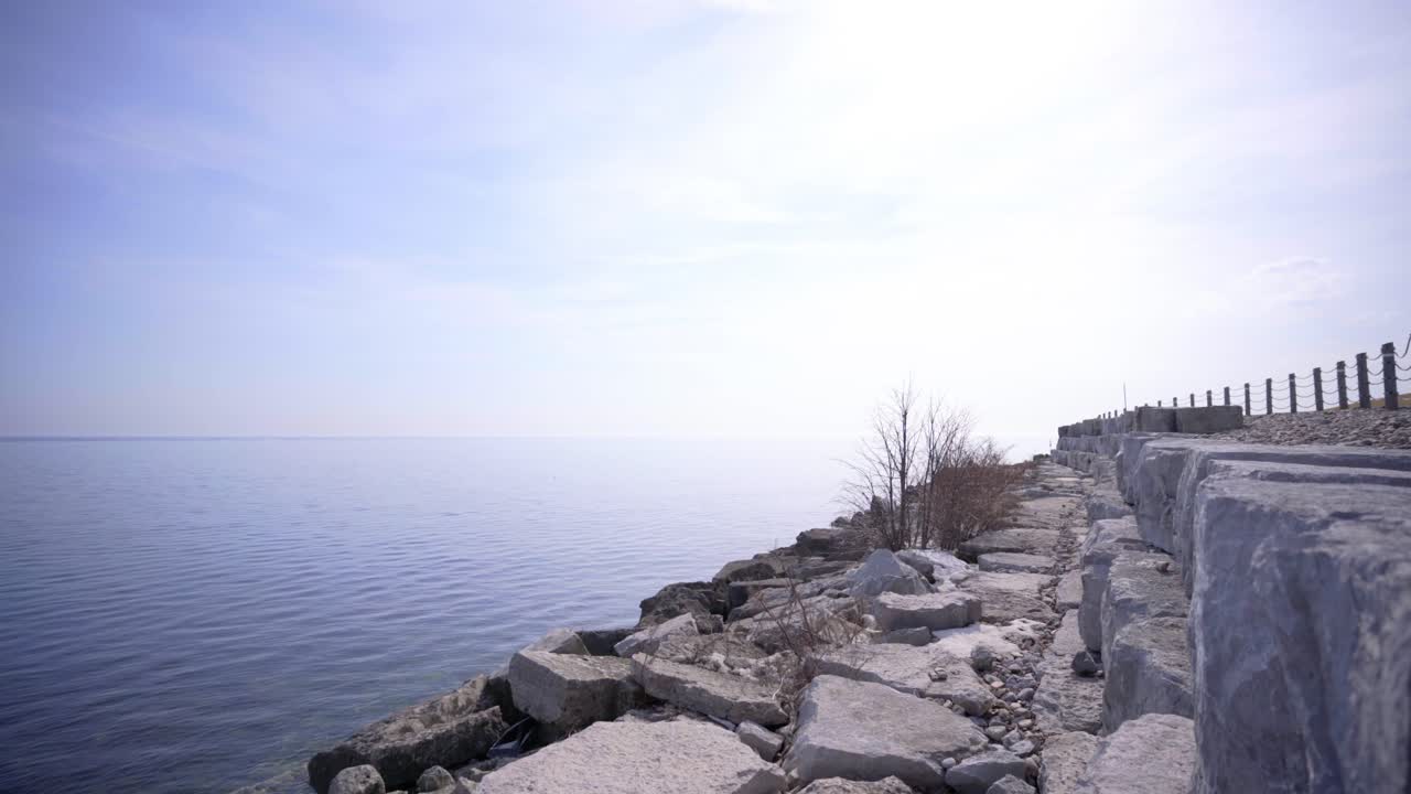 скалистый берег в парке триллиум, торонто, онтарио, канада