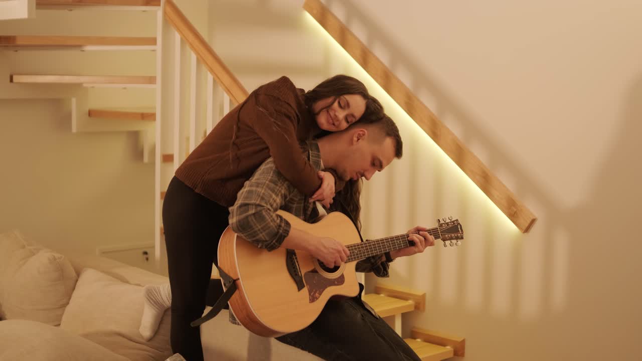 una pareja enamorada está pasando tiempo en casa.