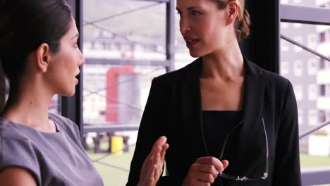 mujeres de negocios hablando entre sí.