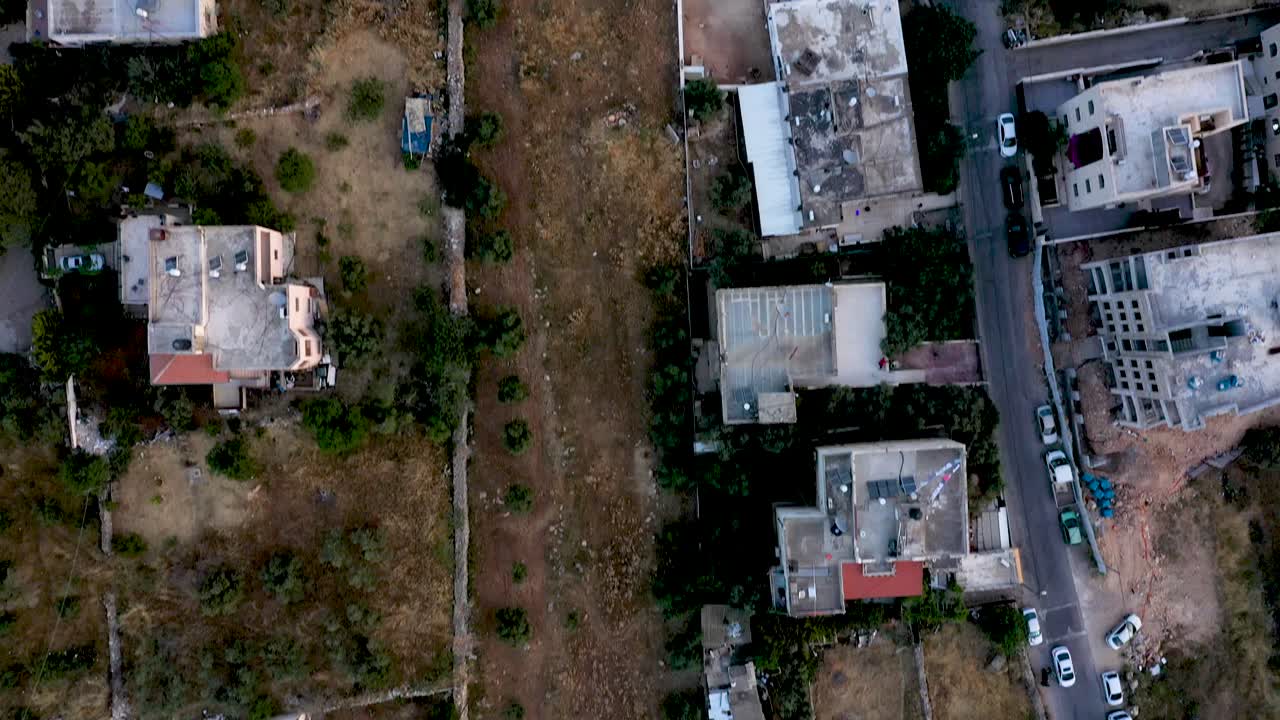 vista aérea de arriba hacia abajo de las casas de los pueblos árabes junto al muro de separación, jerusalén, israel