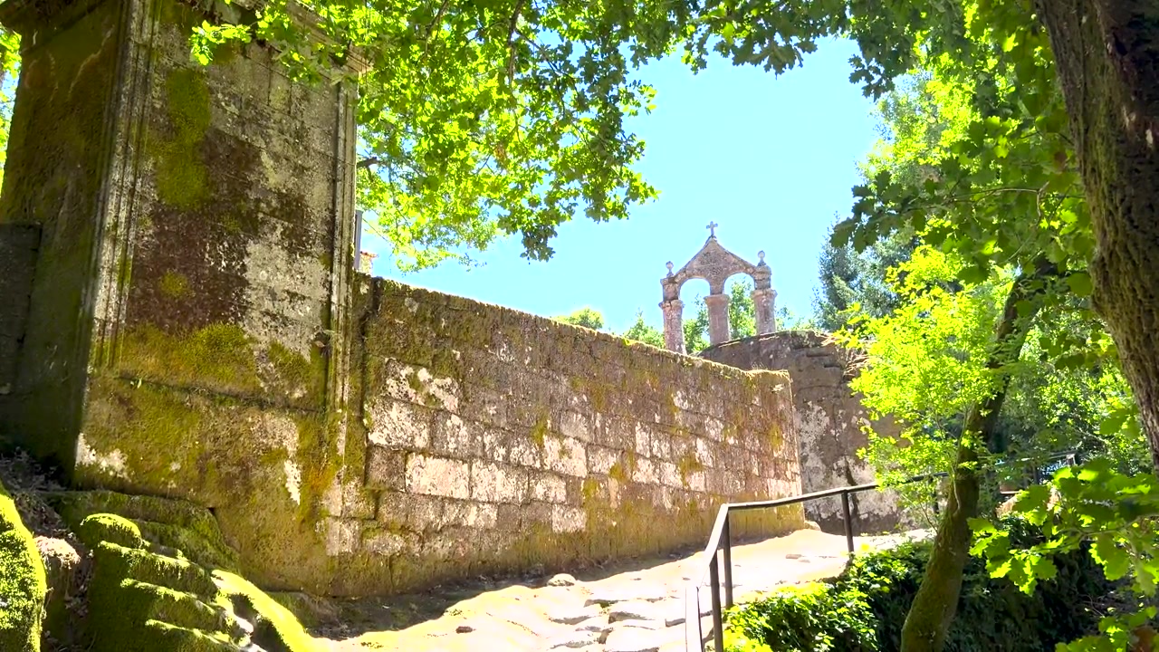 İspanya, Galiçya, Ourense, Esgos'taki San Pedro de Rocas Manastırı Yanında Taş Yol