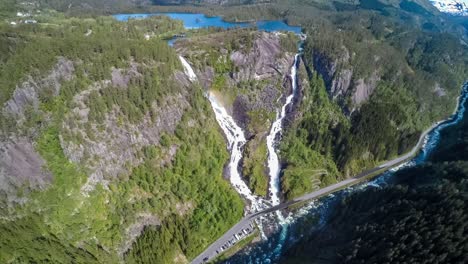 imágenes aéreas de la cascada de latefossen en noruega