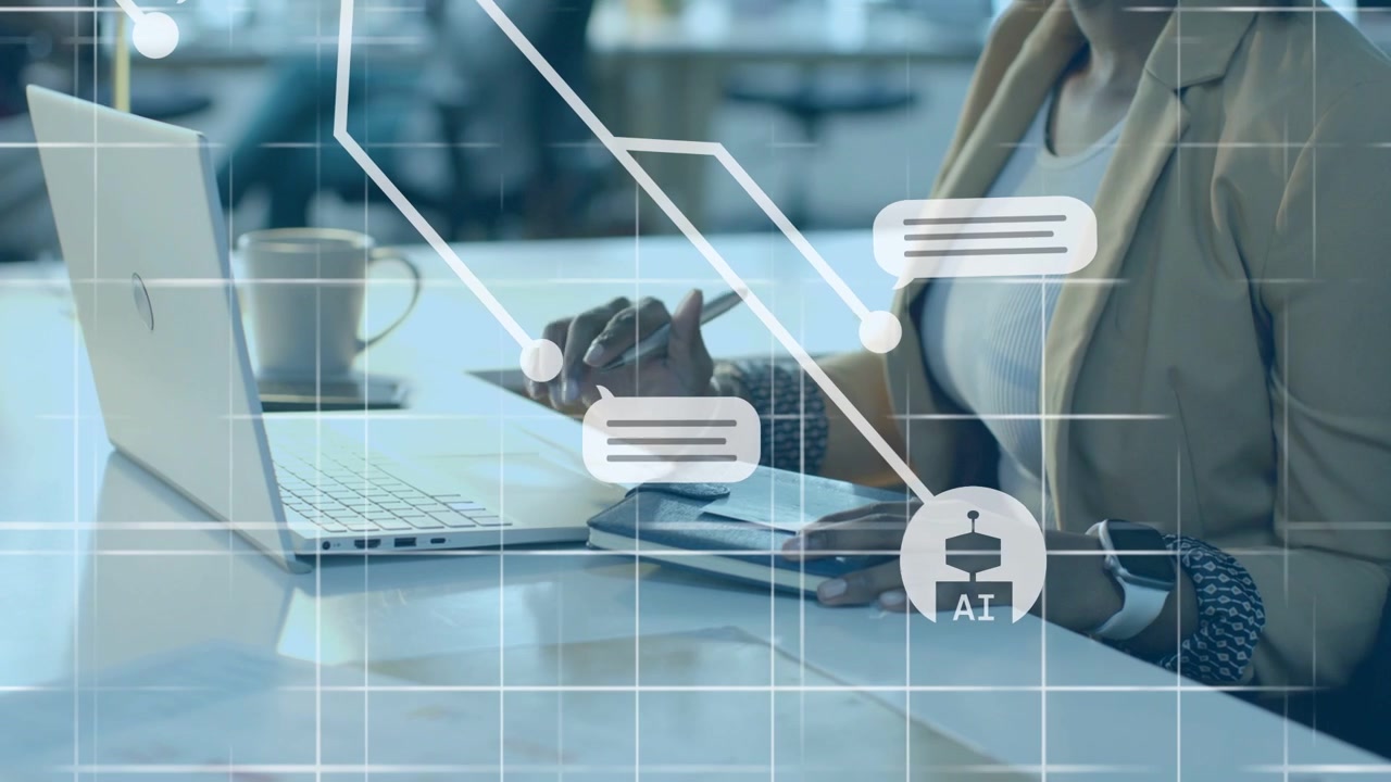 Interfaccia utente animata che appare mentre una donna d'ufficio tocca il laptop e il telefono, con una chat che delinea appunti per il business.