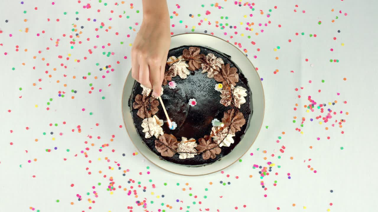 ⁇ 불이 있는 생일 케이크