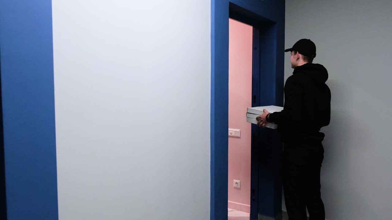 el repartidor en medio de un servicio.