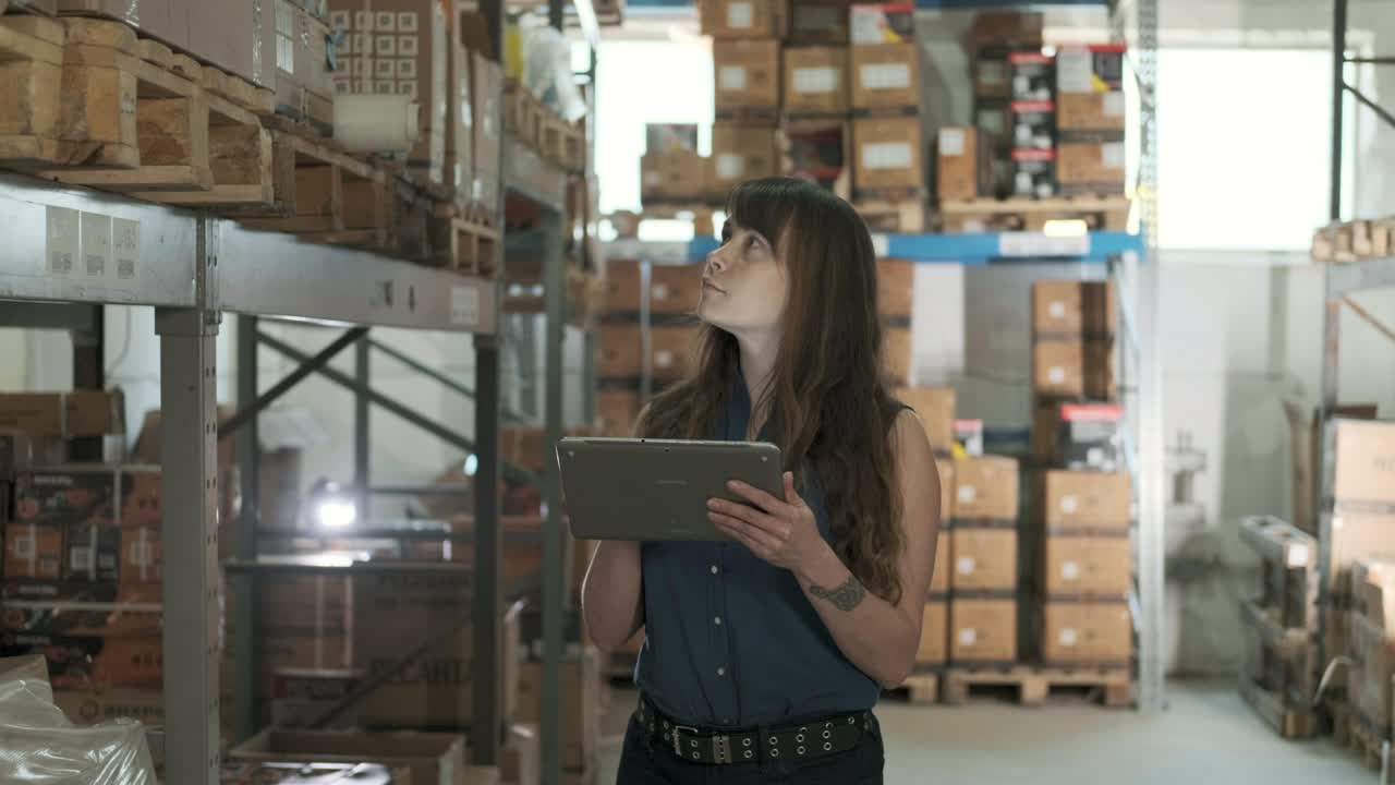 empleado trabaja en un almacén logístico para el almacenamiento de mercancías