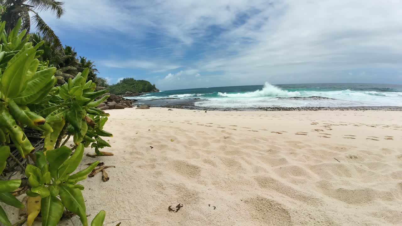 Timelapse su una spiaggia di sabbia bianca sull'isola di Mahé, Seychelles