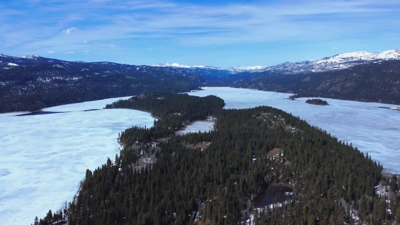vista aérea del lago mccall y el bosque de hoja perenne durante el invierno