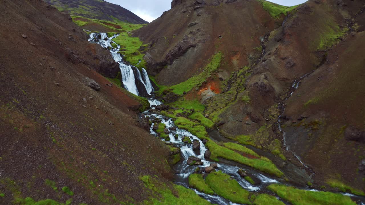 sobrevuelo del río de aguas termales en el valle de reykjadalur en el sur de islandia