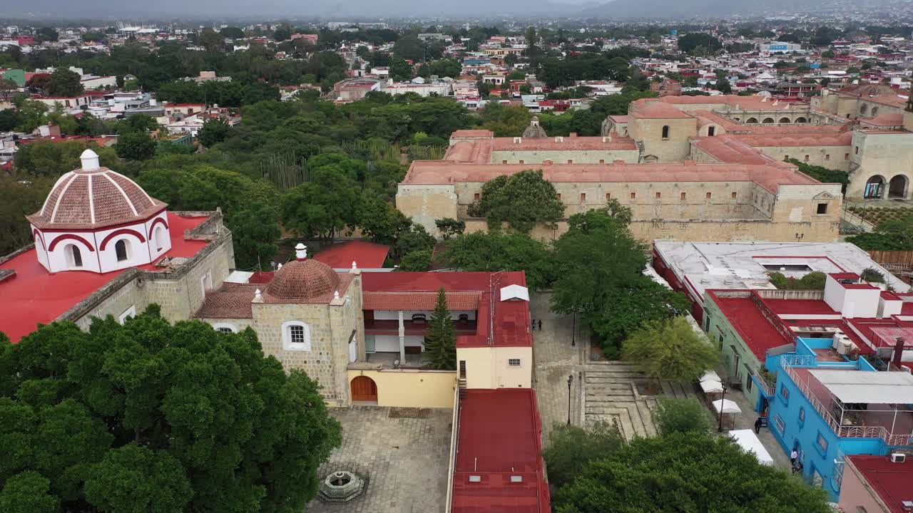 vista aérea de calles y casas en oaxaca, méxico