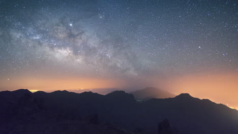 Timelapse-De-La-Vía-Láctea-Subiendo-En-El-Cielo-Despejado-De-La-Isla-De-La-Palma,-Islas-Canarias,-España