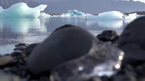 Frozen-ice-on-shore-of-sea