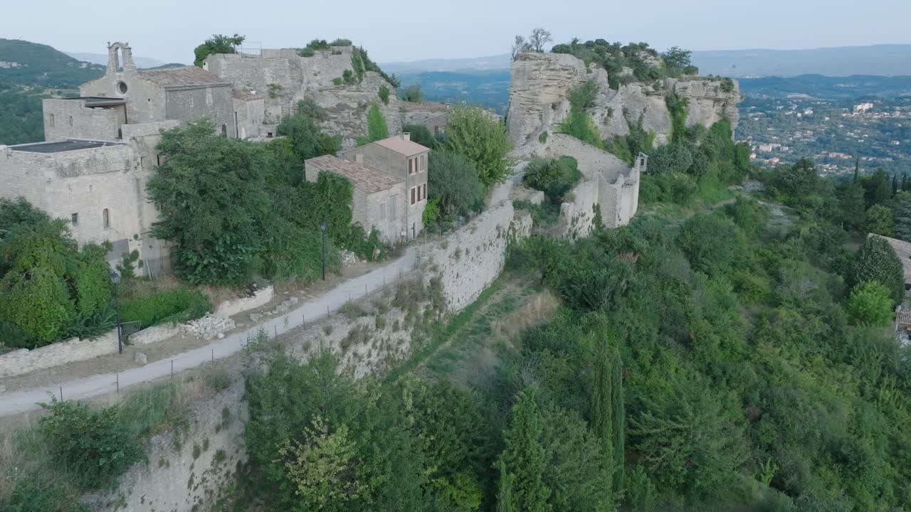 Drone aérien Luberon Provence Saignon France, église de ville médiévale au lever du soleil