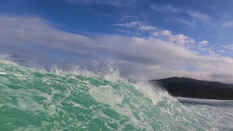 tiro de cámara de acción gopro de punto de vista de cámara lenta de surfista montando ola en arrecife surf de deportes extremos