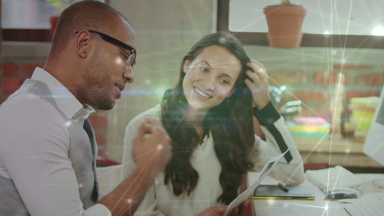 animación de la red de conexiones y senderos de luz sobre diversos empresarios