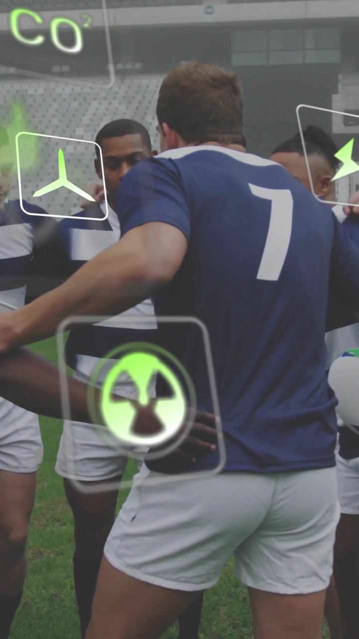 Video verticale: Squadra di rugby in cerchio mentre il numero 7 si gira, palla, icone verdi che fluttuano sopra i giocatori prima della partita.